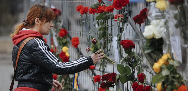 Киевляне несут цветы к посольству России в память о Немцове - Фото