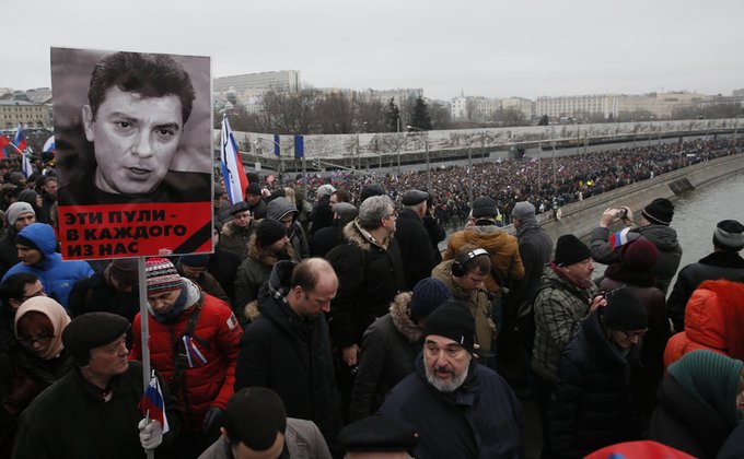 Десятки тысяч россиян вышли на траурные акции в память о Немцове