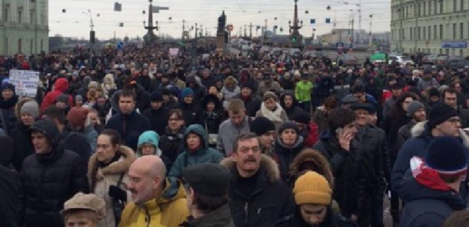 В Петербурге задержаны участники шествия с флагами Украины - Фото