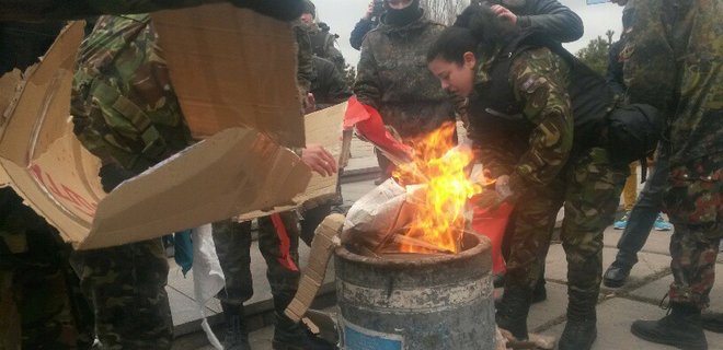 В Мариуполе активисты сожгли гроб с 