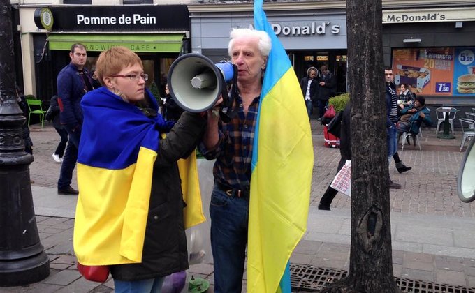В Париже украинцы и россияне вместе требовали освободить Савченко