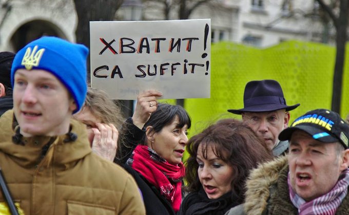 В Париже украинцы и россияне вместе требовали освободить Савченко