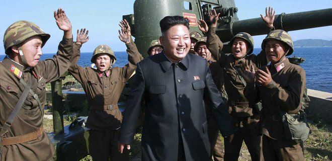 Северная Корея запустила две ракеты в сторону моря - Фото
