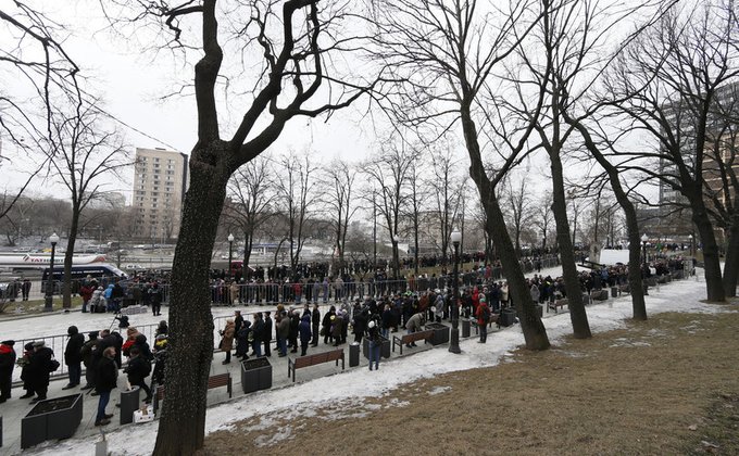 Тысячи россиян пришли на церемонию прощания с Немцовым
