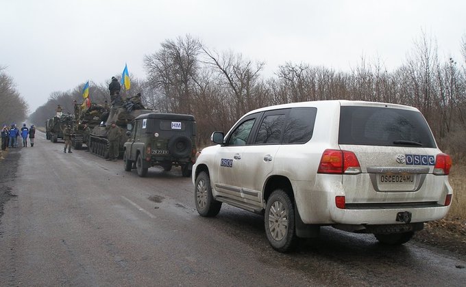 Отвод украинских гаубиц на фоне обстрелов: фото из АТО 
