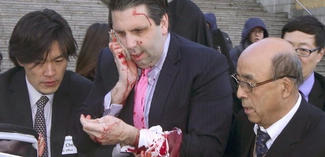 В Южной Корее мужчина напал на посла США: порезал ему лицо и руки - Фото