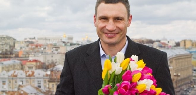 Кличко вышел на Крещатик с цветами, чтобы поздравить киевлянок - Фото