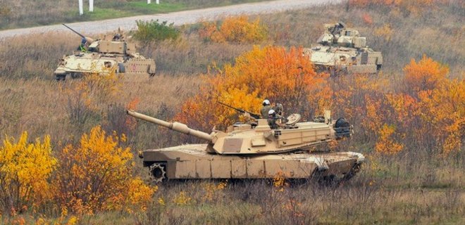 В Литву перебрасывают американские танки Abrams и БТР Stryker - Фото