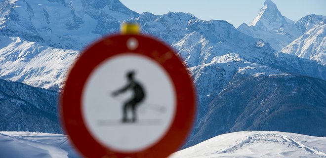 В Альпах самолет при аварии задел лыжницу винтом - Фото