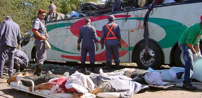 В Бразилии упал в пропасть автобус: около 50 погибших - Фото