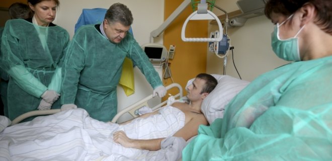 В Германии Порошенко проведал раненого бойца АТО и наградил его - Фото
