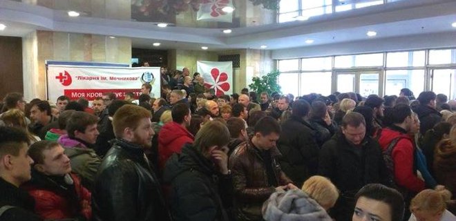 Киевлян призывают сдать 19 марта кровь для раненых военных - Фото