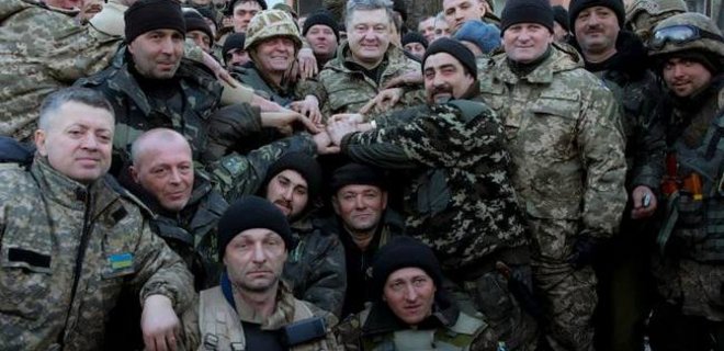 Порошенко подписал распоряжение о социальной защите бойцов АТО - Фото