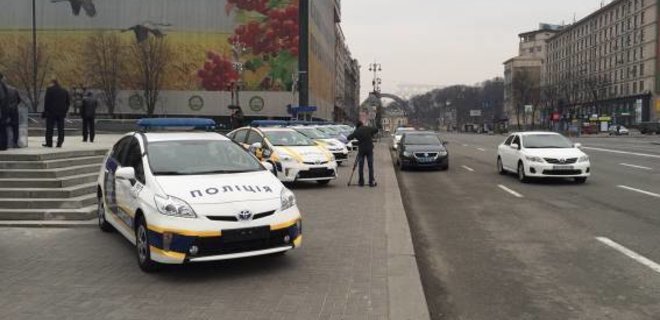 На Майдане выставили образцы полицейских автомобилей - Фото