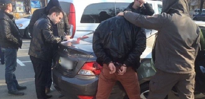 На Киевщине при получении взятки задержаны чиновники и депутаты - Фото