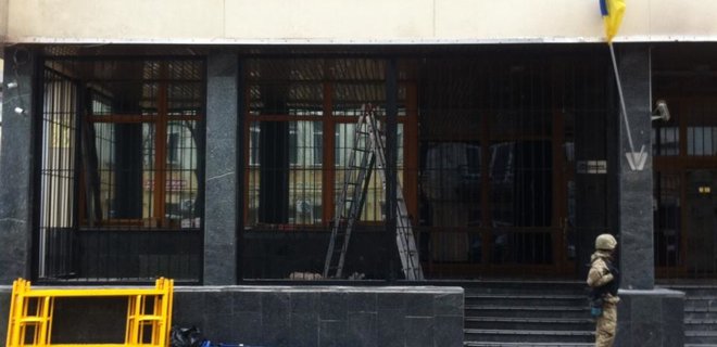 Здание Укрнафты обносят железной оградой  - Фото