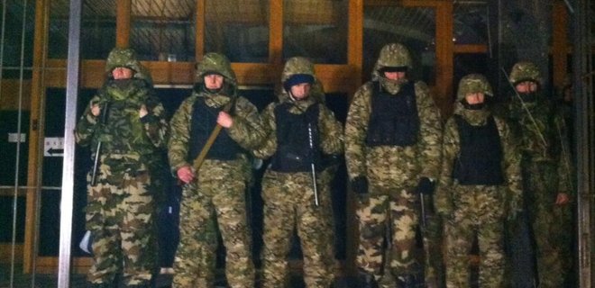 Вход в здание Укрнафты блокируют вооруженные люди - Лещенко - Фото