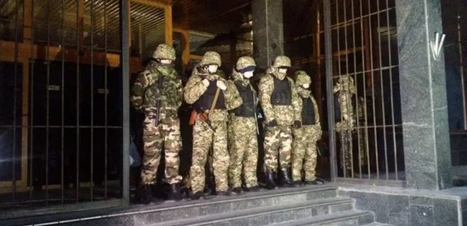 Филатов: Вооруженные люди под Укрнафтой не принадлежат к Днепр-1 - Фото