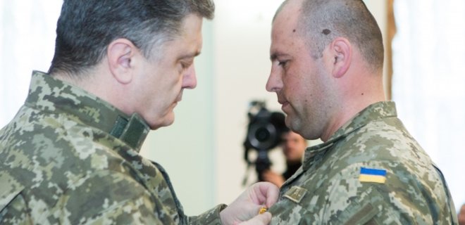 Порошенко присвоил звание Героя Украины 4 военным командирам - Фото