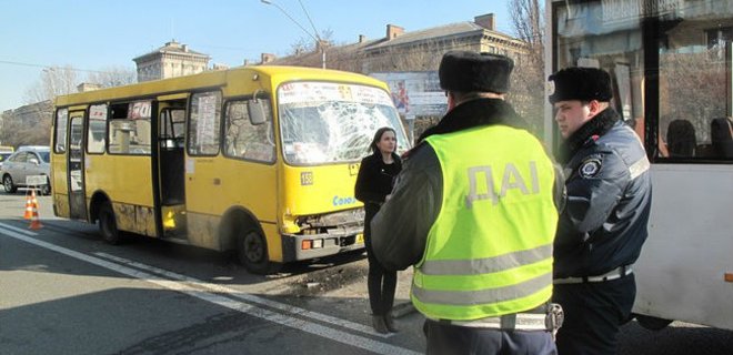 В Киеве столкнулись маршрутки, пятеро пострадавших: фото - Фото