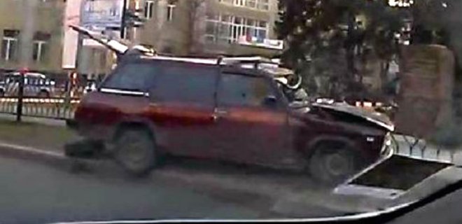 В Донецке джип боевиков протаранил легковушку, есть жертвы: фото - Фото