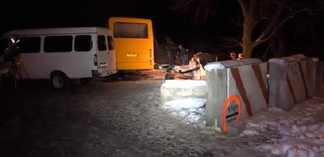 Под Артемовском на мине подорвался автобус: есть погибшие - Фото