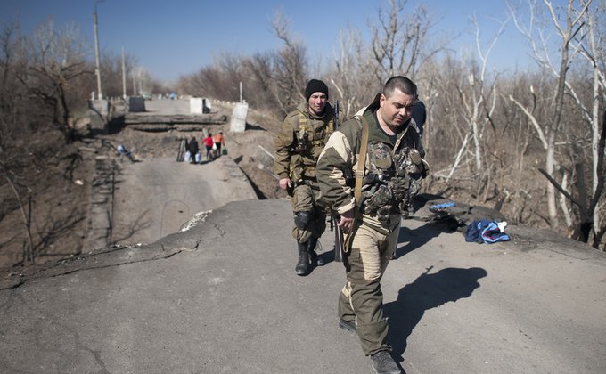 Луганчане перелазят по веревке через взорванный террористами мост
