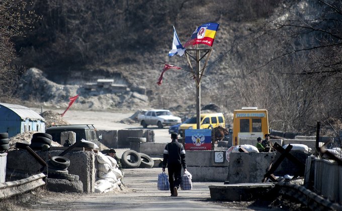 Луганчане перелазят по веревке через взорванный террористами мост