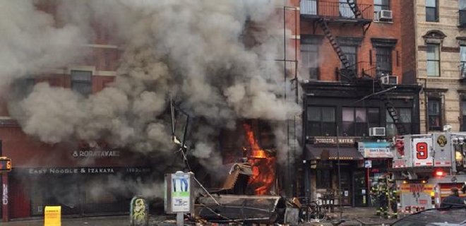 На Манхэттене в Нью-Йорке обвалилось здание: есть пострадавшие - Фото
