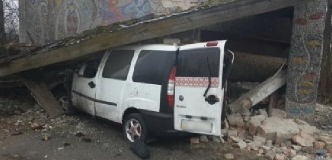 На Львовщине автомобиль врезался в остановку: погибли 5 человек - Фото