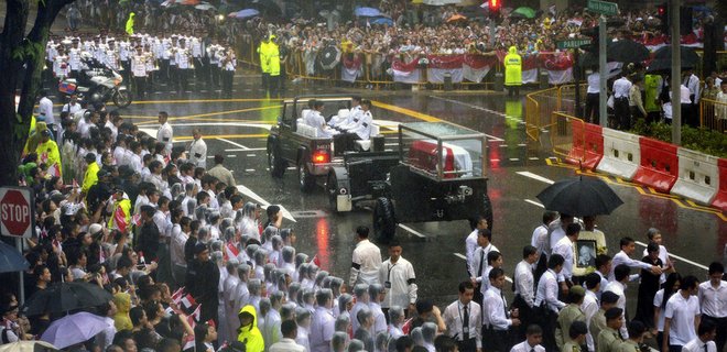 В Сингапуре сотни тысяч жителей пришли на похороны Ли Куан Ю - Фото