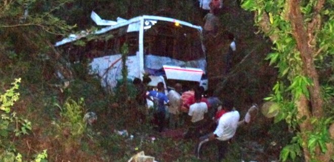 В Индии автобус сорвался в ущелье, 10 погибших - Фото