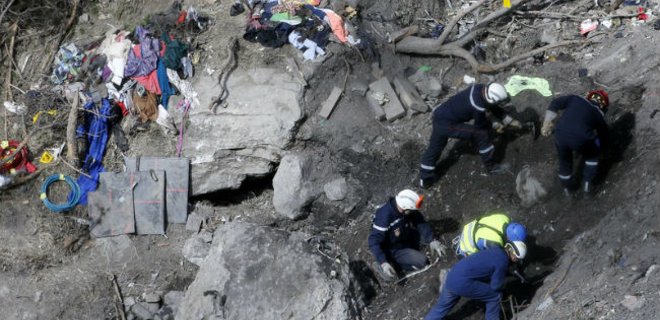 Идентифицированы ДНК 78 пассажиров разбившегося Airbus A320 - Фото