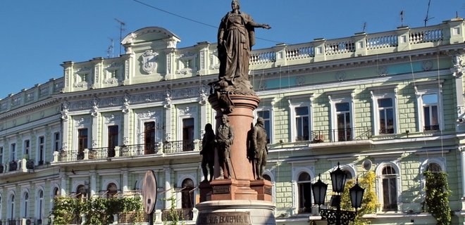 Суд не разрешил демонтировать памятник Екатерине Второй в Одессе - Фото