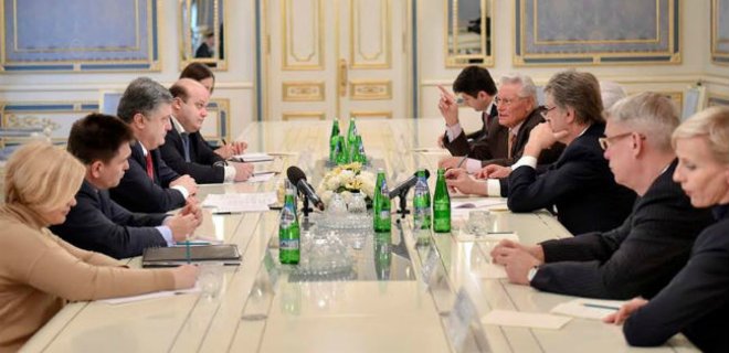 Порошенко обсудил ввод миротворцев с экс-президентами 4 стран - Фото