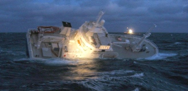 У берегов Камчатки затонул траулер: 43 погибших - Фото