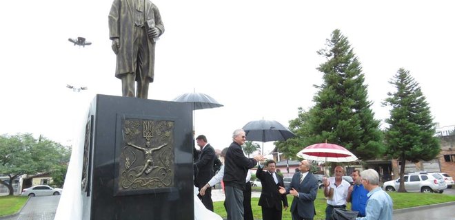 В Бразилии диаспора установила памятник Тарасу Шевченко - Фото