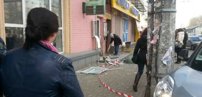 Ночью в Киеве возле отделения банка прогремел взрыв  - Фото