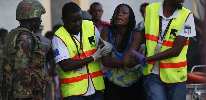 Террористы напали на университет в Кении: 147 погибших - Фото