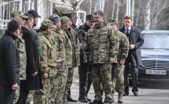 Порошенко осмотрел технику и вооружения на полигоне под Киевом