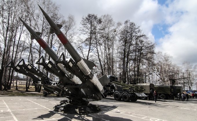 Порошенко осмотрел технику и вооружения на полигоне под Киевом