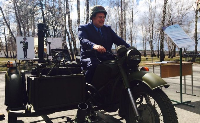 Порошенко и Яценюк проверили броневики для сил АТО: фото и видео 