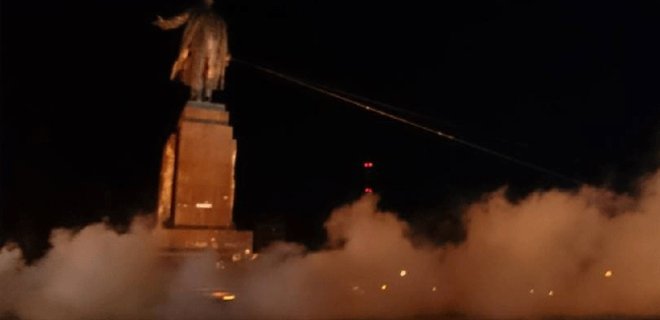 Апелляционный суд счел законным снос памятника Ленину в Харькове - Фото