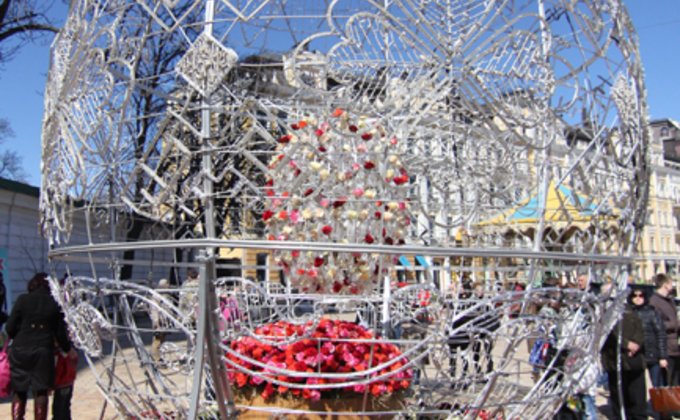 В преддверии Пасхи: тысячи писанок на Софийской площади