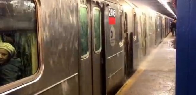 В нью-йоркском метро прорвало трубопровод (видео) - Фото