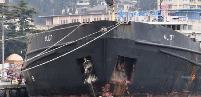 Печерский суд арестовал судно, зашедшее в Крым под флагом Молдовы - Фото