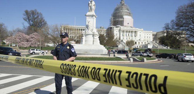 У здания Конгресса США застрелился мужчина - Фото