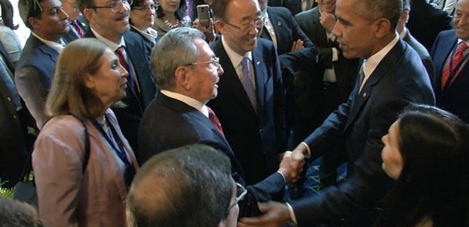 Барак Обама и Рауль Кастро провели историческую встречу - Фото