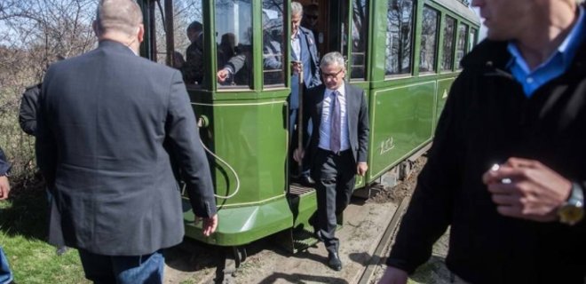 Коморовский в Польше попал в ДТП на трамвае - Фото