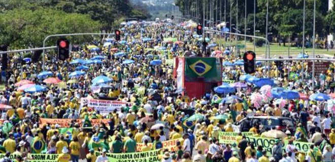 В Бразилии сотни тысяч людей вышли на митинг против коррупции - Фото